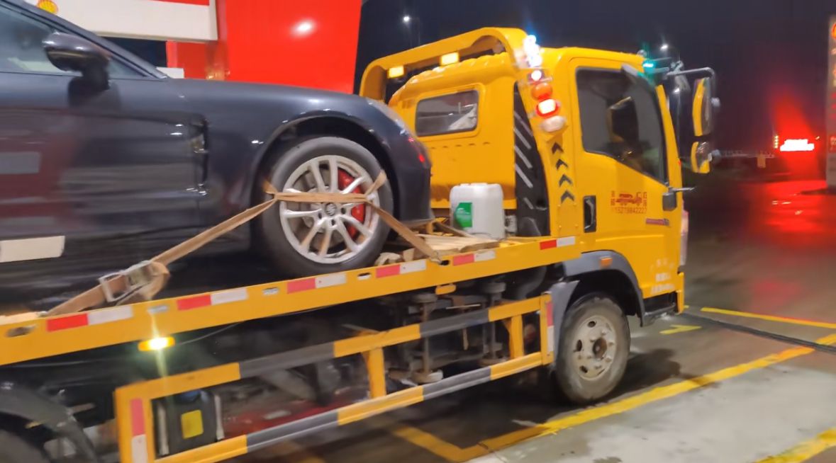 离岛行车途中遇到突发状况该如何呼叫道路救援？